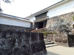 「【常磐木門（ときわぎもん）】
　本丸の正面に位置し、小田原城の城門の中でも、最も大きく堅固に造られていた。古絵図などの記録から、江戸時代初期から設けられていたことが分かる。
　元禄16年（1703）の大地震で崩壊した後、宝永3年（1706）に、多門櫓と渡櫓から構成される桝形門形式で再建されたものが、明治3年（1870）の小田原城廃城まで姿をとどめていたといわれている。
　現在の常盤木門は、市制30周年事業として、明治初期に撮影した写真などを参考に再建したもので、昭和46年（1971）3月に完成した。
　常盤木とは常緑樹の意で、門の傍らには往時から松が植えられており、また、松の木が常に緑色をたたえて何十年も生長することになぞらえ、小田原城が永久不変に繁栄することを願って、常盤木門と名付けられたといわれている。」
（説明板より）