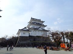 「【小田原城】
　小田原城が初めて築かれたのは、大森氏が小田原地方に進出した１５世紀中頃と考えられています。１６世紀初め頃に戦国大名小田原北条氏の居城となり、関東支配の拠点として次第に拡張されました。豊臣秀吉の小田原攻めに備えて築造された、城下町を囲む延長９Ｋｍにおよぶ総構の出現により、城の規模は最大に達しました。
　北条氏滅亡後、徳川家康の家臣大久保氏が城主になると、石垣を築くなど、北条氏の城郭に改修の手を加えます。しかし、大久保氏が改易されると城は破却されます。その後、寛永９年(１６３２)に稲葉氏が城主になると大規模な改修工事が実施され、城の姿は一新します。稲葉氏三代の後は、再び大久保氏が城主となり、地震や富士山噴火による被害を乗り越えて、小田原城は関東地方の防御の要衝として幕末まで存続しました。
　明治３年(１６７０)に小田原城は廃城となり、売却された後、次々と解体されました。城址は御用邸時代を経て地元自治体に払い下げられ、現在にいたっています。
　現在の小田原城跡は、本丸・二の丸の大部分と三の丸土塁・総構・八幡山古郭の一部が、国の史跡に指定されています。また、本丸を中心に「小田原城址公園」として整備が続けられています。
　　昭和３５年(１９６０)?天守閣復興
　　昭和４６年(１９７１)?常盤木門再建
　　平成?９年(１９６０)?銅門復元
　　平成２１年(２００９)?馬出門復元
　　平成２８年(２０１６)?天守閣リニューアル
　　　　常盤木門ＳＡＭＵＲＡＩ館オープン」（説明板より）