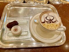 これがかの有名な24金カプチーノ！
味の方はそこまででは…という感じです。