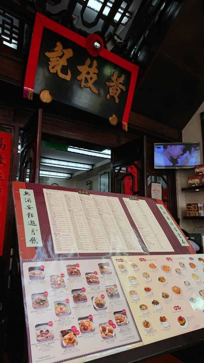 セナド広場まで歩きました。<br />ランチします。