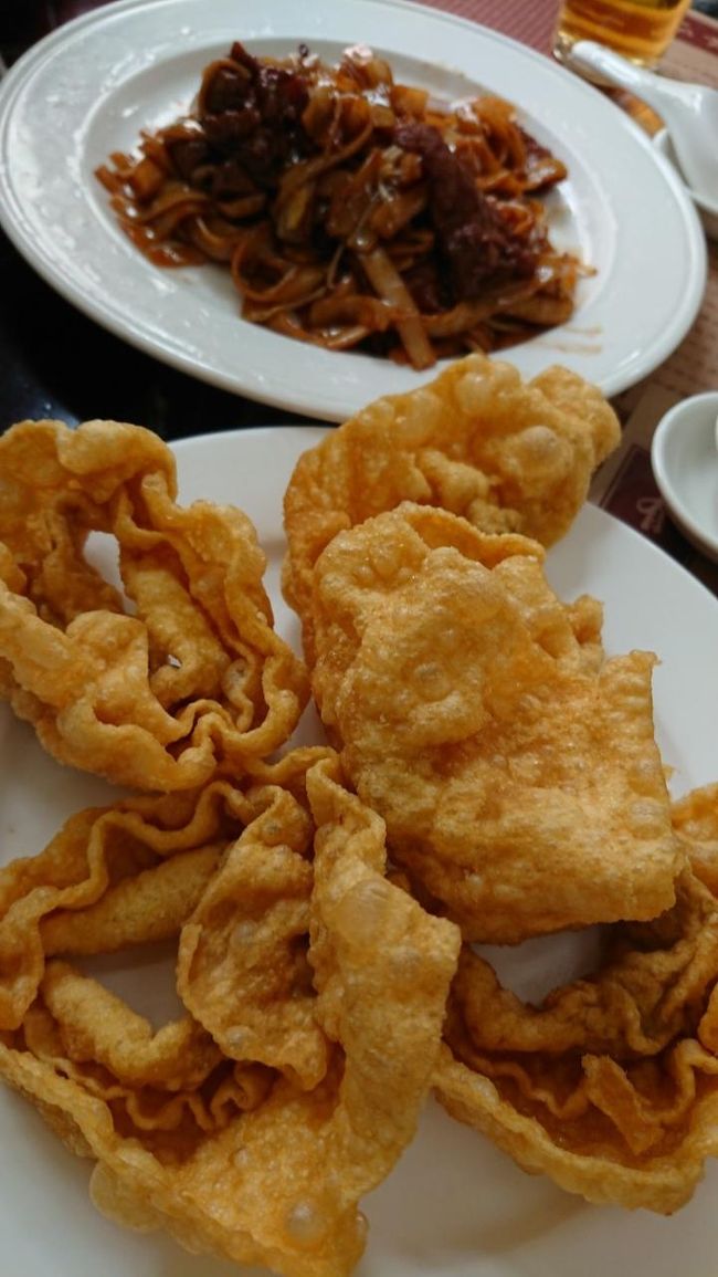 焼きそばとエビワンタンの揚げ物だったかかな？<br />美味しかったです。