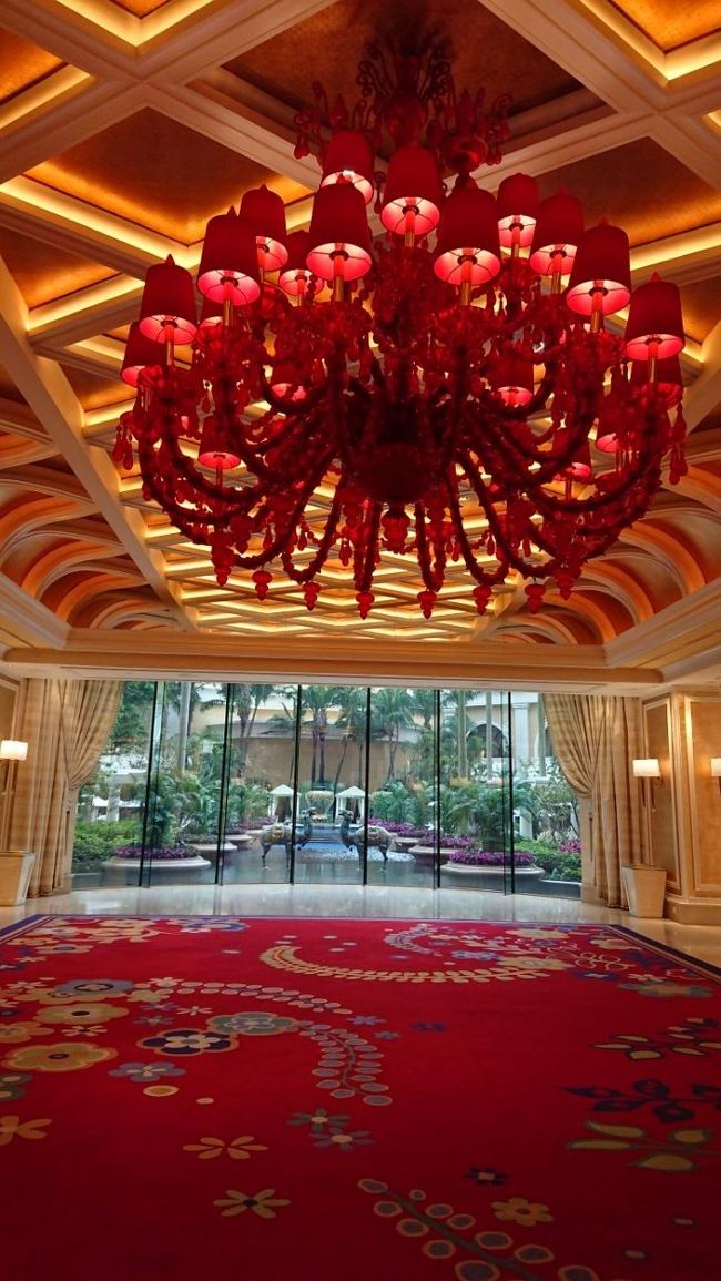 ウィーンホテルから、宿泊先のウイーンパレスホテルまでシャトルバスにのります。<br />ウイーンホテルの中はゴージャスです。