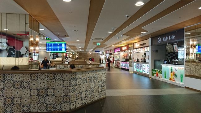 フェリーターミナルが新しくなったので、<br />フードコートやショップがありました。