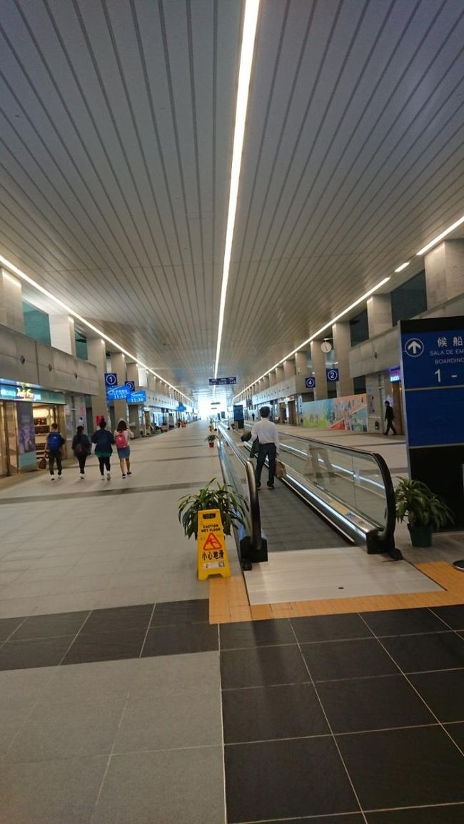 出国しました。<br />乗り場へ向かいます。<br />空港のよでうね・・・