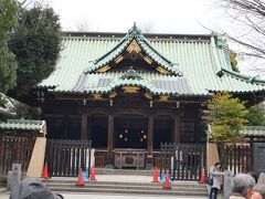 東京スカイツリーの氏神様の「牛島神社」
牛嶋神社ならではのご利益といえば、病気平癒、健康祈願。こちらの牛の像は「撫で牛」と呼ばれており、自分の体の悪いところと撫で牛の同じところを撫でることによって、病気が治ると言われています。その効果は肉体的な部分だけではなくて、心にも効くという言い伝えです。心の健康祈願までご利益のある神社は珍しいとか