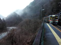 「千代駅」「田本駅」に続き、本日 ３駅目。
時刻は１７時を過ぎ、時間的にも ここが本日最後の秘境駅。
全国秘境駅ランキング ○位の「金野駅」に降り立ちました。