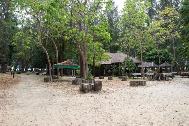 ☆Restaurant of Tarutao National Park , Koh Adang  @ Mu Koh Lipe Thai<br /><br />島唯一のレストランの遠景。<br />