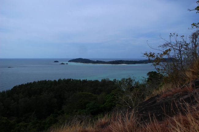 ☆Chado Cliff No,1 View Point , Koh Adang @ Mu Koh Lipe Thai<br /><br />登頂口から１０分ほどでチャドクリフの第一ビューポイントに到着。