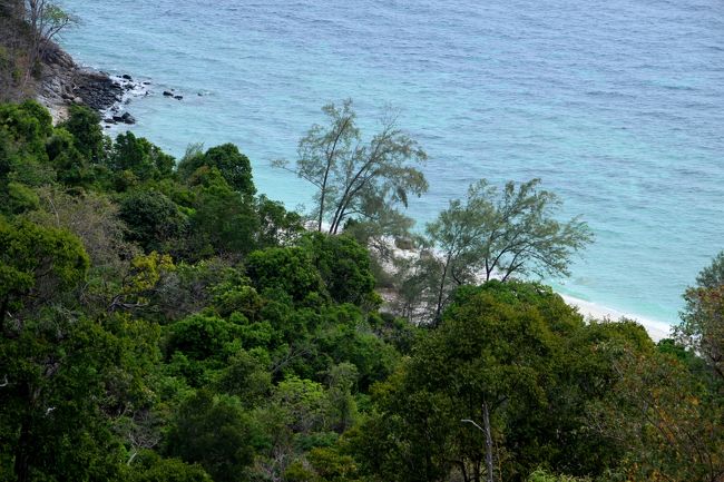 ☆Chado Cliff No,1 View Point , Koh Adang @ Mu Koh Lipe Thai<br /><br />Koh Adang main Beachの北端がわずかに見えています。<br /><br />できれば頑張って View Point のNo,2までは登ってみましょう。