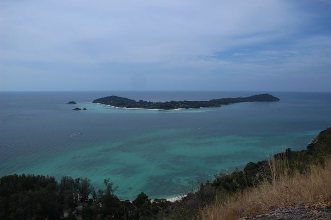 ☆Chado Cliff No,２ View Point , Koh Adang @ Mu Koh Lipe Thai<br /><br />への字型のリペ島が良く分かります。<br />左手に小島が二つ見えます。<br />手前がKoh Kra,奥がKoh Usen。