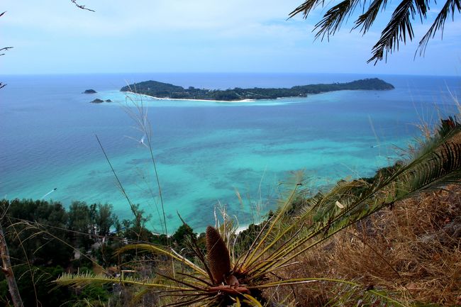 ☆Chado Cliff No,２ View Point , Koh Adang @ Mu Koh Lipe Thai<br /><br />Chad Cliffの第２ビューポイントの高度は知れたものですが<br />熱帯の登山は中年オジサンにはけっこうキツイです(^^;)<br />本来ならここで十分だったのですが、<br />ここで仲良くなったアイルランド人娘２人組に誘われ<br />さらに１０分も急斜面を登る第３ビューポイントに行く羽目になりました。<br />