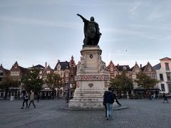 金曜広場に着きました。
ここでは金曜日の朝と土曜日の午後に、12世紀から続く市場が開かれるんだそうです。
