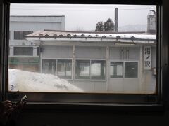 最初の沼ノ沢駅。各駅にJRの職員さんの姿が見えます。