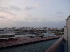 夜更かししたから、少し寝坊・・・
那覇港着岸寸前です。
雨はあがってます。良かった～～
