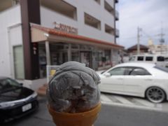 沖縄といえばブルーシールアイスクリーム♪

お店のお姉さんにモノレール乗り場について聞きました。
「右に行くと上り坂で首里駅、左に行くと下りで儀保駅」だそう。
沖縄らしい街並みが見たいと言ったら、５分ほど遠回りになるけれど・・・
と、住宅街を通って儀保駅に行く道を教えてくれました。