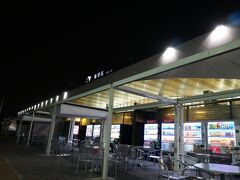 21時25分に出発し横浜を経由して海老名SAで唯一のトイレ休憩です。
さすがにこの時間は閉まっている店がほとんどでした。