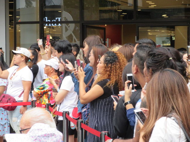 【SUMMER SPIRIT】ファッションショーと音楽<br /><br />美人女性が多くいます。写真の先は......