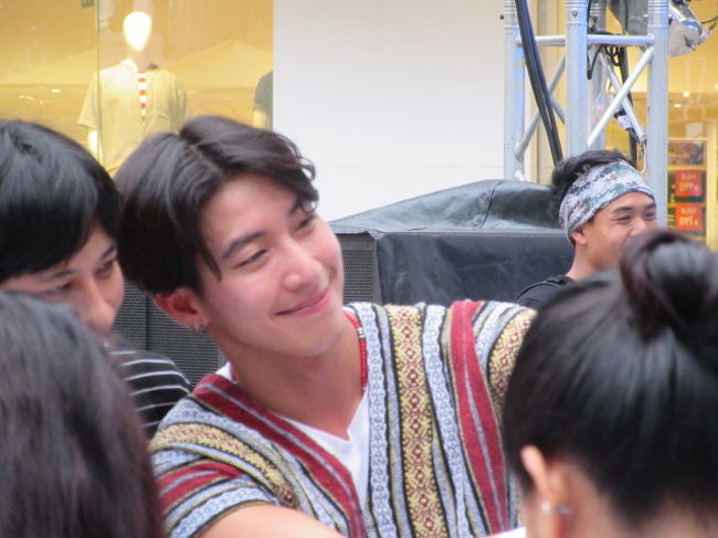 ファンサービスで一緒に写真撮影<br />トーノー＝パーキン カムウィライサック<br />(Tono-Phakin Khamwilaisak,）<br /><br />歌手で俳優のトーノー・ザ・スターことトーノー・パーキン。<br />5人組バンドTONO &amp; The Dustのボーカル。<br /> 歌手オーディション番組「ザ・スター」第６期。<br />1986年8月29日 コンケーン生まれ.....タイランド ハイパーリンクス...より引用<br />