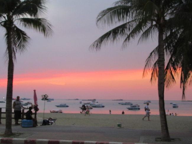 パタヤビーチ夕景....美しい浜辺風景になります<br /><br /><br />https://youtu.be/fNb9MqTiHxk?t=171