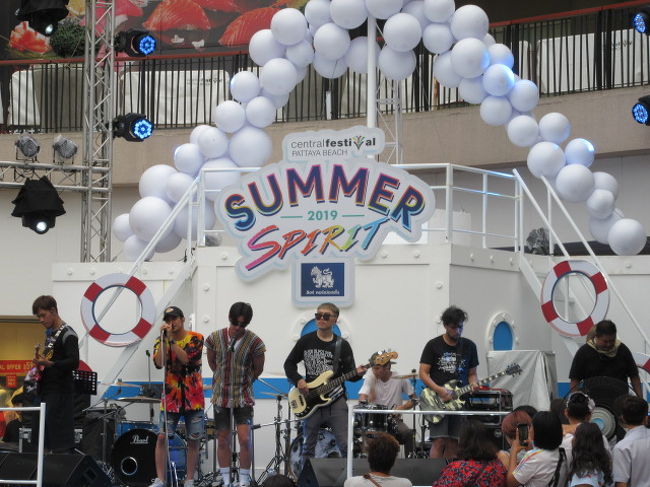 【SUMMER SPIRIT】<br />ファッションショーと音楽<br /><br />☆舞台、左から3番目の方に注目。