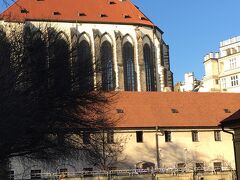 Church of our lady of the snows 隣のフランティッシュカーンガーデンから見て。
庭園では、ベンチで日向ぼっこしてる人達や、犬の散歩中の人達でのどかな雰囲気。