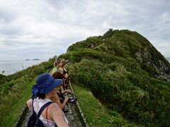 【蜂の島 Ilha da Mel】

どんどん大きな島の頂上に向かって歩きます。