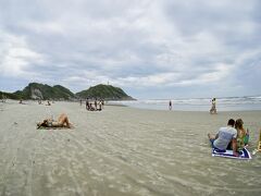 【蜂の島 Ilha da Mel】

これがこの島のビーチです。今日は天気も悪いですが、天気が良くても、観光客が少ない、の～んびりしたビーチです。

