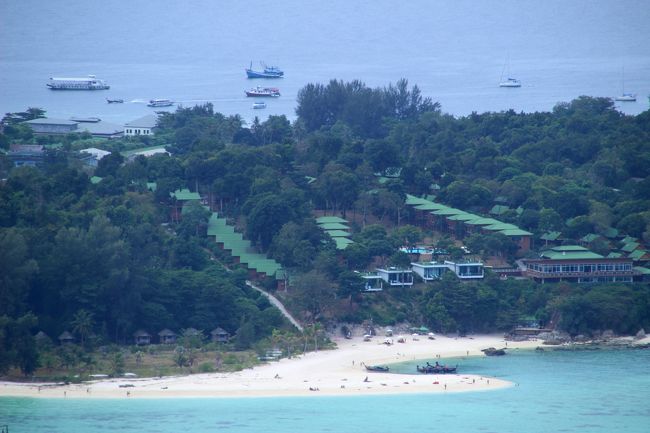 ☆Chado Cliff No,３ View Point , Koh Adang @ Mu Koh Lipe Thai<br /><br />リペ島のMountain Resortをズームアップしてみると<br />向こう側がパタヤビーチがすぐ裏手にあるかのように見えますが<br />実際は徒歩１５分くらいかかります。