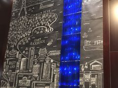 ホテル一階ロビーの壁にあった大きな絵。バンクーバー市内の見所がわかりやすく描かれています。
この後向かうのは、一番上に描かれている「ノースバンクーバー」にあるキャピラノ吊り橋です。