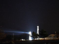 恵山岬灯台は３６０度ではなく、海側しか光を投影しません。
そんな灯台と星空を撮ってみました。