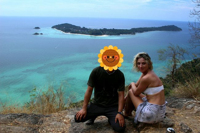 ☆Chado Cliff No,３ View Point , Koh Adang @ Mu Koh Lipe Thai<br /><br />旅行で私は基本的に自分の写真は撮りませんが<br />アイルランド娘が一緒に撮りましょうよ！と何度も誘うので<br />久しぶりに撮ってもらいました。<br />
