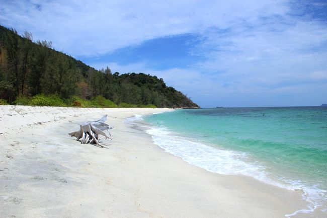 ☆Koh Adang Main Beach East @ Mu Koh Lipe Thai<br /><br />薄曇りの天気ってこともありますが<br />今まで何度も訪れても感動的なビーチ写真が撮れたためしがありません。