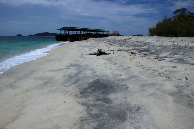 ☆Koh Adang Main Beach East @ Mu Koh Lipe Thai<br /><br />その理由の一つはこのビーチはご覧のように部分的に砂鉄が多く<br />正直汚く見えるのも要因です。<br /><br />ビーチの向こうに見えているのはポンツーン(浮き桟橋)です。<br />以前はリペ島のパタヤビーチ沖で使われていたものです。<br />アダン島のメインビーチでも利用しようとしたのか<br />結局私は一度も使ったことがないまま<br />粗大ゴミ化しています。<br />国立公園だというのにあまりにも無計画で杜撰です(－－〆)。<br />