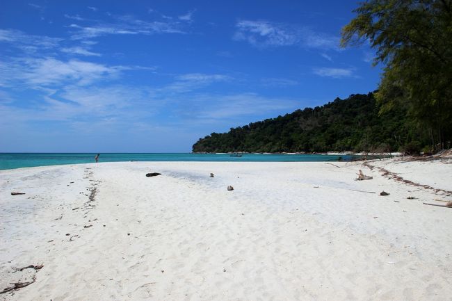 ☆Main Beach of Koh Adang  @ Mu Koh Lipe Thai<br /><br />Main BeachはLaem Son Beach とも呼ばれています。<br />おそらく南東の岬を境にビーチが東西にあるので<br />Laem(岬)、Son(２つ)なんだと思います。<br />外人用の言葉は英語とタイ語がごちゃ混ぜの場合が多く<br />タイ語ならハート・レム・ソンになるのかなと思います。