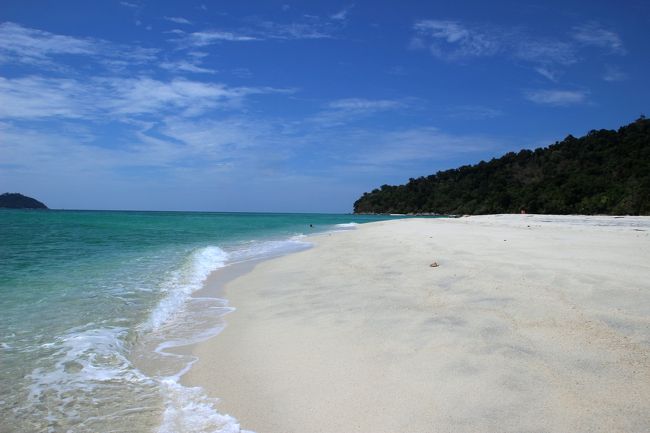 ☆Main Beach of Koh Adang  @ Mu Koh Lipe Thai<br /><br />ここは岬を境に東西のビーチのちょうど真ん中で<br />乾季は北東からの波風によって砂丘のようになります。<br />年によっては砂州のようになる場合もあります。