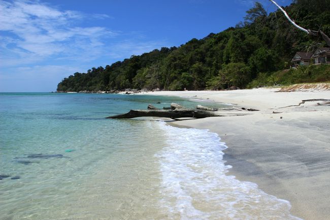☆Koh Adang Main Beach West @ Mu Koh Lipe Thai<br /><br />この辺りにも砂鉄が多いのでビーチが黒ずんで見えます。