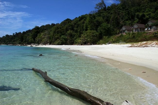☆Koh Adang Main Beach West @ Mu Koh Lipe Thai<br /><br />右側にSea View Bangalowが見えています。<br />ただSea View Bangalowから直接ビーチに降りられる道が無いのが残念です。