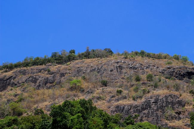 ☆Chado Cliff View from Adang Main Beach @ Mu Koh Lipe Thai<br /><br />ビーチから山側を望めば先ほど登頂してきた<br />Cgado Cliffが聳えています。