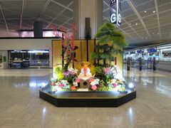 12/31地方→東京へ前乗り。成田駅周辺は初詣で混むかと思い、成田空港から近くのホテルに泊まりました。

●成田空港
1/1　早朝の成田空港から出国！出国ゲートはあまり混んでいません。

