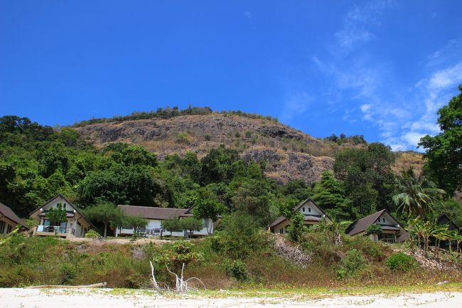 ☆Koh Adang Main Beach West @ Mu Koh Lipe Thai<br /><br />Seaview Bangalowからビーチの降りる道はおろか<br />踏み跡もありません。<br />ビーチに降りるにはVisitor Center近くから回り込む必要があります。<br />私なら自ら踏み跡を作っちゃいますが・・・・