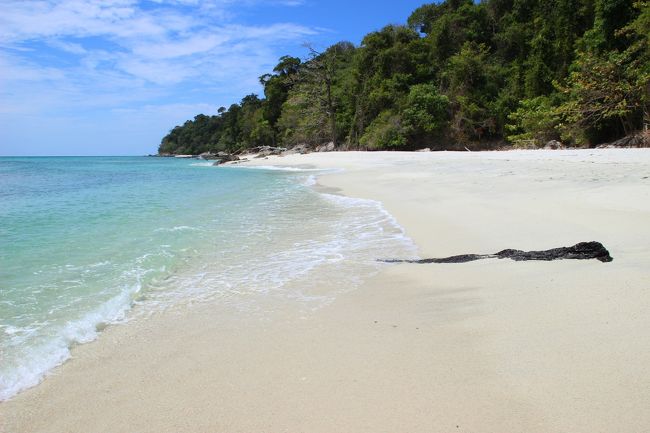 ☆Koh Adang Main Beach West @ Mu Koh Lipe Thai<br /><br />西側のビーチもほぼ貸し切り状態です。<br />ハイシーズンでもこの人の少なさ。<br />リペ島やアダン島がまだまだ穴場ってことでしょうね。
