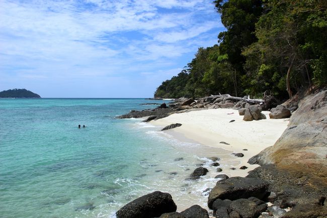 ☆Koh Adang Main Beach West @ Mu Koh Lipe Thai<br /><br />上記の西端から岩場を挟んで小さなビーチが２つあります。