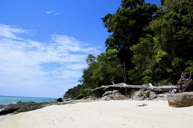 ☆Koh Adang Main Beach West @ Mu Koh Lipe Thai<br /><br />西端からは岩場で遮られているので<br />イチャイチャするには最高かも(^^ゞ。