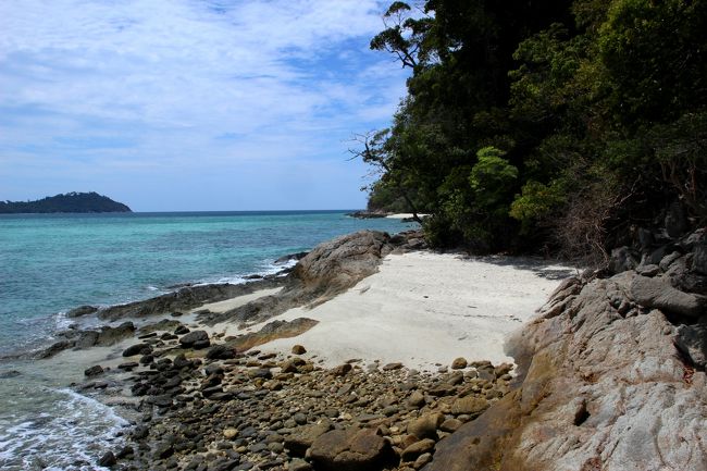 ☆Koh Adang Main Beach West @ Mu Koh Lipe Thai<br /><br />ここはビーチってほどではないかな。<br />海沿いを歩いて来られるのはここまで。<br />この先にわずかにビーチが見えています。<br />昨シーズンようやく開業できた　Adang Island Resortです。<br />https://adangresorts.com/<br /><br />Main Beachの西端に滝への案内板があり<br />その滝へ至る獣道をしばらく進み途中の分岐点を左に行けば<br />山側からAdang Island Resortに行けるようですが(昔の話)<br />現在の獣道の状況は不明です。<br /><br />