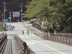 地元からバスに乗り、まずは「道の駅 みょうぎ」へ。地元のお野菜や果物等が買えます。所要20分しかないので駐車場目の前の橋を渡り、