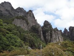 妙義の奇岩を見ながら昼食会場へ向かいます。