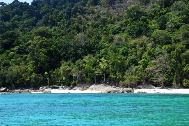 ☆Koh Adang Main Beach West View @ Mu Koh Lipe Thai<br /><br />予約時間にビーチで待っていたら<br />リペ島からの客を乗せてきた別のボートが<br />ピックアップしてくれました。<br />予約券を見せたら別の船や船頭でも融通を利かせるようです。<br />出発はTaxi Boat House 前でしたが<br />帰りはMountain Resort前まで送ってもらいました。