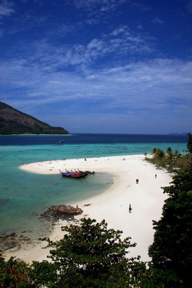 ☆Sandbar View from Mountain Resort Restaurant @ Koh Lipe Thai<br /><br />晴れは晴れですが天気予報通りやはり今日は滞在中一番雲が多い日でした。