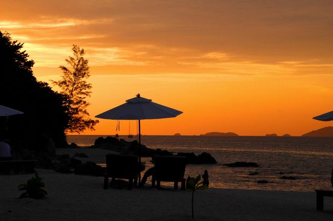 ☆Evning Glow View , Mountain Resort Beach @ Koh Lipe Thai<br /><br />昼間と変わらず雲が多い夕焼けです。