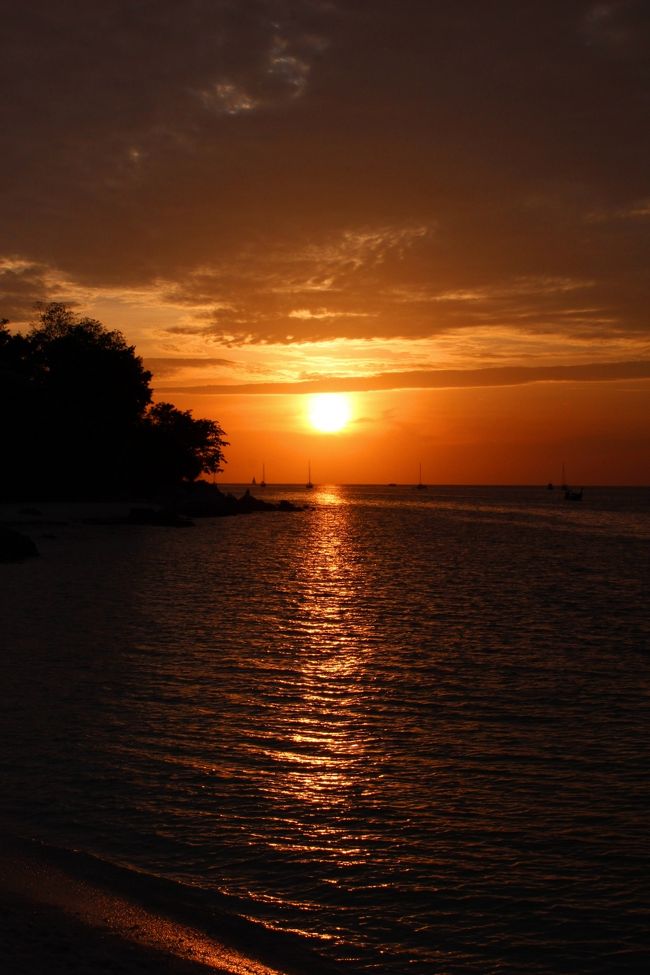 ☆Sunset View , Mountain Resort Beach @ Koh Lipe Thai<br /><br />ちょっとだけ夕日が顔を見せましたが<br />また雲の中に、<br />ま、１０泊もすればこんな日もあります。